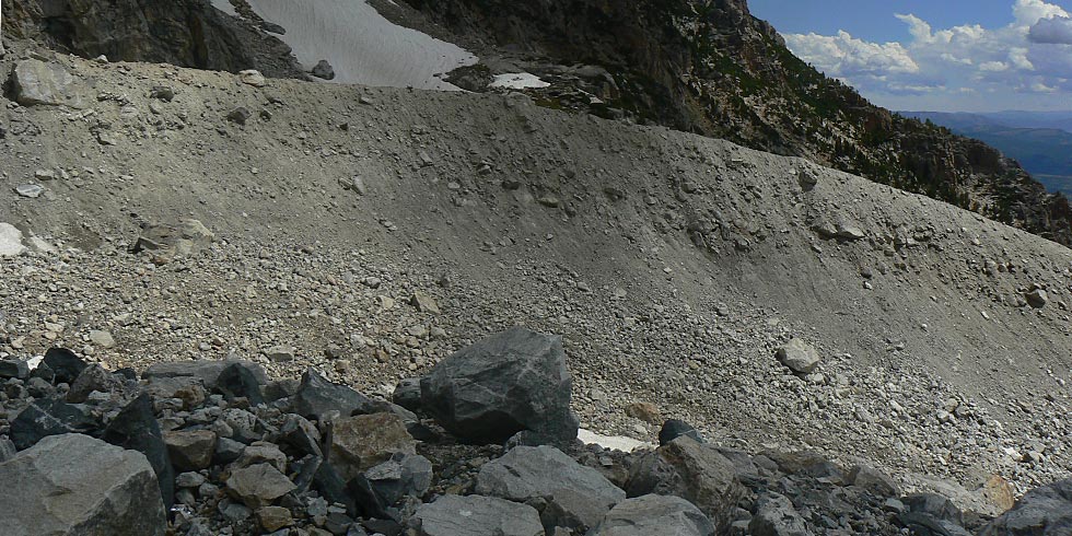 This gray ridge-like glacial moraine of unconsolidated rock debris and glacial flour is relatively young.